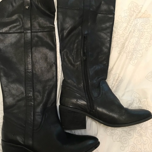 Beautiful Vince Camuto zip up leather boots - Picture 3 of 4